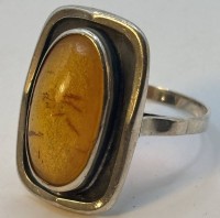 Auktion 366 / Los 1024 <br>Silberring mit Bernstein-Cabouchon, RG 62, 4,7 gr