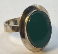 Auktion 366 / Los 1025 <br>Silberring mit gr&uuml;nen Stein, undeutliche Punzen, RG 57, 5,9 gr