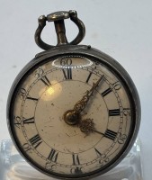 Auktion 366 / Los 2035 <br>antike Silber-Spindel-Taschenuhr, auf Platine sign. J. Moore, London, um 1760, sehr gut erhalten, D-4,3 cm