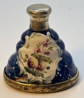 Auktion 366<br>Porzellan-Flacon, Barockform, bemalt, Deckel ev. Silber, vergoldet, Stift fehlt seit eben!? H-5 cm, B-4,7 cm