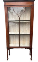 Auktion 366<br>engl. Mahagoni-Vitrine in edwardianischer Stil., dreiseitig verglast