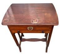 Auktion 366 / Los 14011 <br>N&auml;htischchen um 1920, Platte fleckig, 2 Schubladen