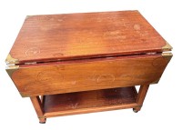 Auktion 366<br>engl. Mahagoni "Breakfast" Tisch auf Rollen, Messingbeschl&auml;gen, Lasur fleckig