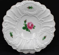 Auktion 366<br>Meissen Zierteller, Rote Rose, mit Reliefdekor, D-24 cm