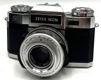 Auktion 366<br>ZEISS IKON Super B Contaflex, incl. ZEISS Objektiv Pro Tessar f=35mm, jeweils in Tasche, Gebrauchsanweisung für Kamera + Garantieschreiben, Funktion nicht geprüft, Alters &amp; Gebrauchsspuren