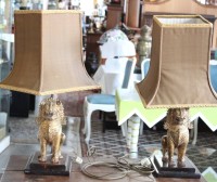 Auktion 366 / Los 15515 <br>Paar Tischlampen mit Singha-L&ouml;wen, Thailand, Holz,  je ca. H-67cm
