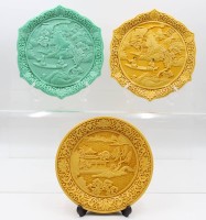 Auktion 366<br>3x Zierplatten aus Kunstharz, Chinam, Hanyi Arts and Crafts Society, ca. D-26,5cm