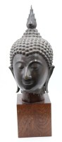 Auktion 366<br>Buddha-Kopf auf Holzstand, Thailand, wohl Lan-Na, Bronze, ca. H-66cm