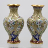Auktion 372<br>Paar Cloisonn&eacute;-Vasen, China, florale Dekore, ca. H-18cm