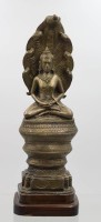 Auktion 366<br>Buddha geschützt durch die siebenköpfige Naga Muchalinda, Bronze, Holzstand, ca. H-26,5cm