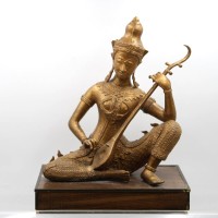 Auktion 366 / Los 15538 <br>gr. Saraswati-Statue, wohl Bronze, ca. H-37cm B-30,5cm