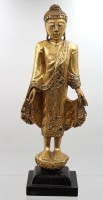 Auktion 366<br>stehender Buddha, Holz goldfarben, wohl Thailand, eine Hand beschädigt, ca. H-46cm