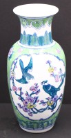 Auktion 366 / Los 15548 <br>China-Vase, bemalt mit V&ouml;gel auf Zweigen, H-25 cm