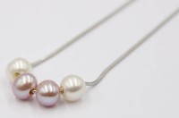 Auktion 366<br>lange Schlangenhals-Silberkette mit 4 Perlanhängern, 4,2 gr,