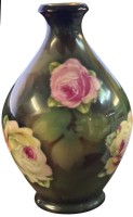 Auktion 366 / Los 8061 <br>polychrom bemalte Vase mit Rosendekor, H-15 cm