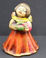 Auktion 366 / Los 9025 <br>Bozener Engel, rot, mit Spieluhr "Stille Nacht..." H-17 cm