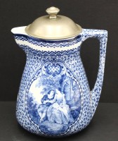 Auktion 366 / Los 9026 <br>Schokoladenkanne mit nMetall-Deckel und Sieb, H-18 cm, minimaler Abplatzer am Ausguss