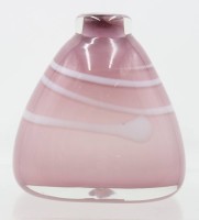 Auktion 366<br>Kunstglas-Vase, rosa, monogrammiert "Be", ca. H-15cm
