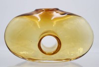 Auktion 366<br>Kunsglasvase, 60/70er Jahre, Bernsteinfarben, ca. H-12cm B-19,5cm