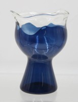 Auktion 366<br>Kunstglas-Vase, blau/klar, sign. H.Traut, H-15 cm