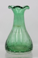 Auktion 366 / Los 10024 <br>gr&uuml;ne Kunsglasvase, wohl Murano, Luftblasen, ca. H-21cm