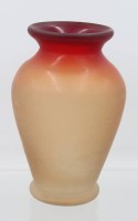 Auktion 366 / Los 10027 <br>hohe Kunstglas-Vase, ca. H-21cm