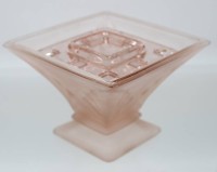 Auktion 366<br>roséfarbene Vase mit Steckeinsatz, wohl Frankreich, Stand mit kl. Chips, H-11,3cm B-19cm