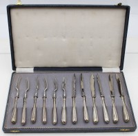 Auktion 366<br>Obstbesteck in Kasten, 800er Silbergriffe, um 1900,f&uuml;r 6 Personen, ca. L-15cm