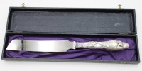 Auktion 366<br>lange Tortenmesser mit 800er Silbergriff, floral reliefiert, &auml;lter in Kasten, ca. L-28cm