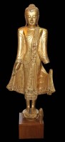 Auktion 370 / Los 15507 <br>Stehender Mandalay Buddha aus Burma Holz vergoldet und verziert, auf einem Holzsockel stehend, eine Hand lose, ca. H-146cm, Speditionsversand