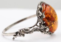 Auktion 366<br>Silber-925- Armreif mit grossen Bernstein  (ca. 4x3 cm)mit Einschlüssen, 27 gr.