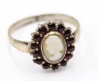 Auktion 366<br>Camee-Ring mit Granate, Silber-830-, RG 57, 2,8 gr