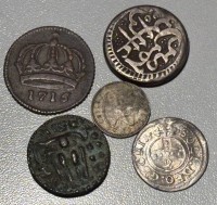Auktion 366 / Los 6013 <br>5x alte M&uuml;nzen, 1x davon wohl Silber??, j&uuml;ngste 5 Centavos, 1919, Chile, &auml;lteste 1 Daler, 1715, Schweden, sowie 2 arabische unbekannte M&uuml;nzen?