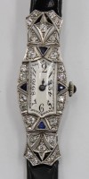 Auktion 368<br>Art-d&eacute;co-Damenuhr aus Platin mit Diamanten und Saphiren, Werk steht, komplett 17,1gr., ca. 5 x 1,8cm