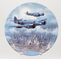 Auktion 366 / Los 7018 <br>Royal Doulton - Heroes Over Home Territory - Beaufighter Over The Liver Building, D-20,5cm