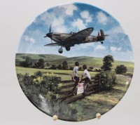Auktion 366<br>Royal Doulton "Spitfire Coming Home" Sammlerteller, Serie "Heroes of the Sky", ca. D-20,5cm