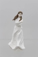 Auktion 366<br>Royal Doulton, "EMBRACE", 2000, M&auml;dchen friert, H-15,5 cm