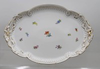 Auktion 366<br>Ovales Tablett mit Schleifenhenkeln, Meissen, bunte, gestreute Blumenmalerei, Goldränder und -staffage. Schwertermarke Meissen, 1x Schleifstrich, ca. 41 x 28,5cm