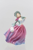 Auktion 366<br>Royal Doulton, "PRETTY LADIES, AUTUMN BREEZE", 2004, Frau in buntem Kleid u. m. Muff, H-17cm