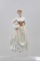 Auktion 366 / Los 8094 <br>Royal Doulton, "MAID OF MEADOW", Country Classics 2001, Frau mit Futterschale, H-21cm