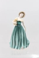 Auktion 366<br>Royal Doulton, "ELEANOR", 2002, Frau in gr&uuml;nem Kleid m. Welpen auf dem Arm, H-21cm
