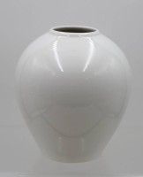 Auktion 366 / Los 8099 <br>Vase,  KPM Berlin, Eiform 2 in Wei&szlig;, Entw. Siegmund Sch&uuml;tz, ca. H-16cm