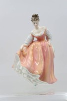 Auktion 366<br>Royal Doulton, "FAIR LADY", (1962), Frau in orangenem Kleid m. Hut in Hand, H-19,5cm