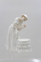 Auktion 366<br>Royal Doulton, "MOTHER AND BABY", 1990, Mutter u. Baby an Wiege, H-19cm