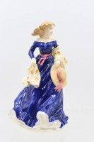 Auktion 366 / Los 8107 <br>Royal Doulton, "MOONLIGHT STROLL", 1997, Frau in dunkelblauem Kleid m. Tulpentuch u. M&uuml;tze, H-20cm