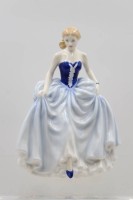 Auktion 366<br>Royal Doulton, "SUSAN", Figure of the Year 2004, Frau in hellblauem Kleid m. dunkelblauem Korsett, H-22,5cm