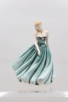 Auktion 366 / Los 8112 <br>Royal Doulton, "SARAH", Figure of the Year 2002, 2001, Frau in gr&uuml;nem Kleid, H-22cm