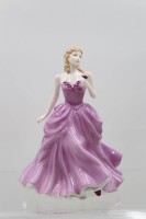 Auktion 366<br>Royal Doulton, "VICTORIA", Figure of the Year 2005, 2004, Frau in lila/rosa Kleid, H-22cm