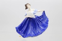 Auktion 366<br>Royal Doulton, "ELAINE", 1979, Frau in dunkelblauem Kleid m. F&auml;cher, H-16cm