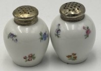 Auktion 366<br>Paar Streuer "Thomas" mit Drehdeckel, Gebrauchsspuren, H-5 cm